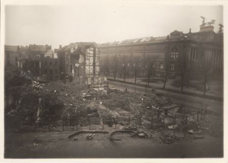 De eerste V-bom op Antwerpen kwam net naast het museum neer