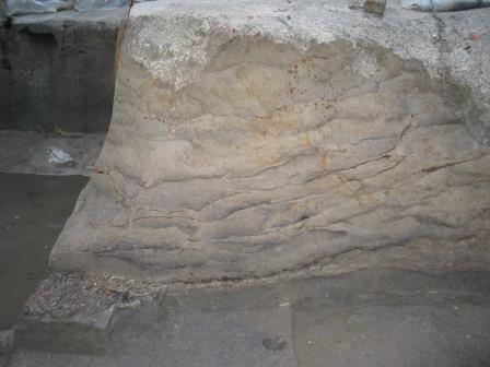 Doorsnede aarden wal tijdens opgraving 2008
